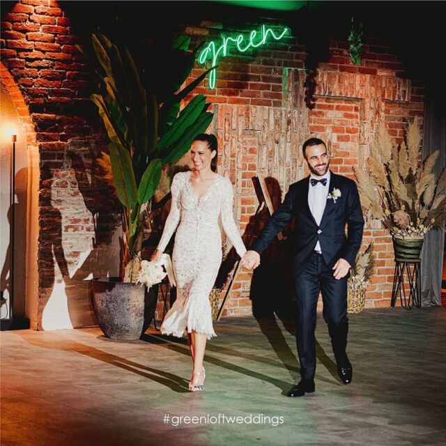 Osmijesi na licu i ruka u ruci govori više od riječi! 🥰

#greenloftweddings #weddingscroatia #vjencanjahrvatska #couple